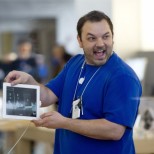 apple employee shows ipad 2 chicago 15