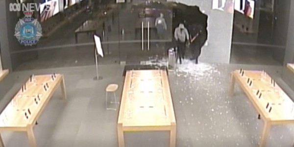 apple store thieves sledgehammer 1241x621