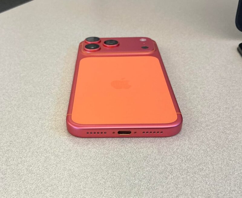 Оранжевые iPhone 17 Pro и iPhone 17 Pro Max начали сами менять цвет 3 update on orange iphone 17 pro max that turned rose gold v0 3a9lutyj93vf1
