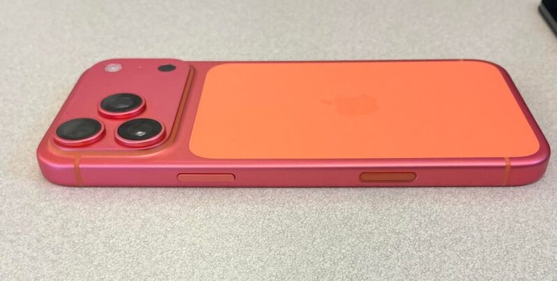 Оранжевые iPhone 17 Pro и iPhone 17 Pro Max начали сами менять цвет 5 update on orange iphone 17 pro max that turned rose gold v0 axapruyj93vf1