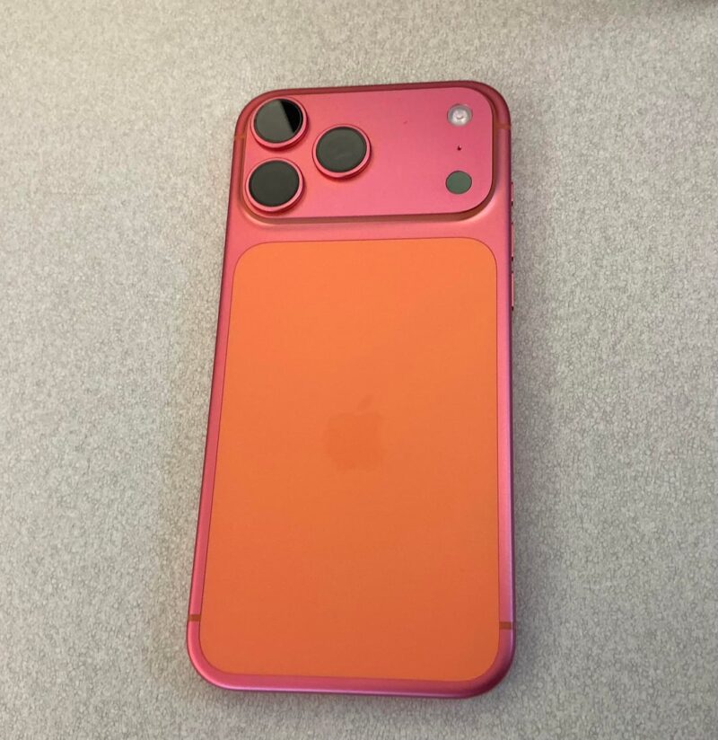 Оранжевые iPhone 17 Pro и iPhone 17 Pro Max начали сами менять цвет 4 update on orange iphone 17 pro max that turned rose gold v0 yf0h3vyj93vf1